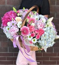 Композиция солнечный день в городе Сатка Цветочная композиция из Розы, Хризантемы, Пионы и Лизиантусы в корзине в городе Сатка