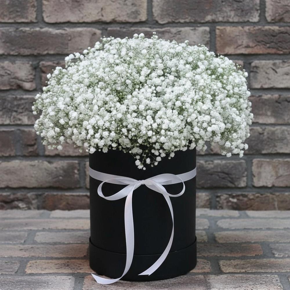 Цветочная композиция из Гипсофила в шляпной коробке в городе Сатка