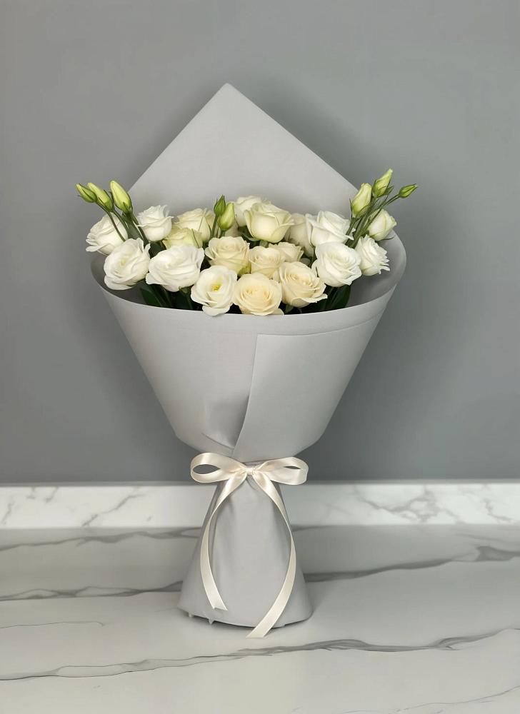 Букет цветов из: Розы и Лизиантусы в городе Сатка