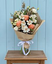 Букет цветов из:  Альстромерии, Лизиантусы, Розы и Хризантемы в городе Сатка