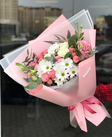 Букет цветов из: Розы, Лизиантусы и Хризантемы в городе Сатка