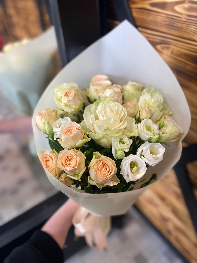 Букет цветов из: Розы и Лизиантусы в городе Сатка